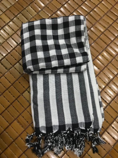 Sản phẩm như mô tả. Bề ngoài rất ưng ý. Chất liệu khá thô. Hy vọng giặt vài lần sẽ mềm hơn. Tiki giao hàng nhanh.