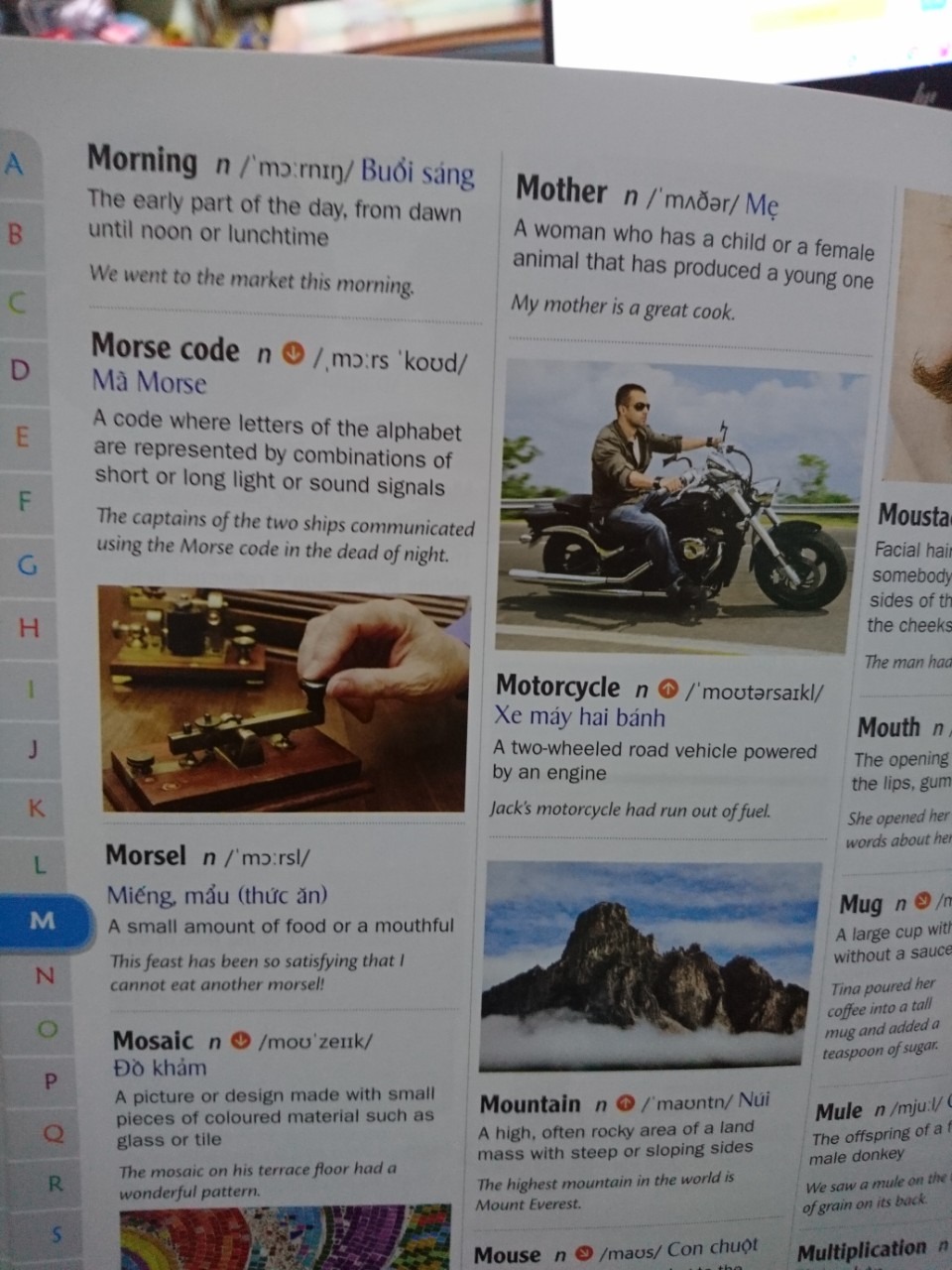 Ghi là từ điển tranh, học từ vựng tiếng Anh qua hình ảnh thì chưa chính xác. Vì không phải tất cả các từ đều có hình minh họa tương ứng, chỉ cỏ một số từ ở mỗi trang là có hình. Tuy nhiên nội dung phù hợp cho thiếu nhi 8-15 tuổi khi cần học từ vựng và tra từ điến. Các từ mang nghĩa phổ thông, có phiên dịch đọc từ, nghĩa tiếng Việt, định nghĩa và câu ví dụ bằng tiếng Anh.