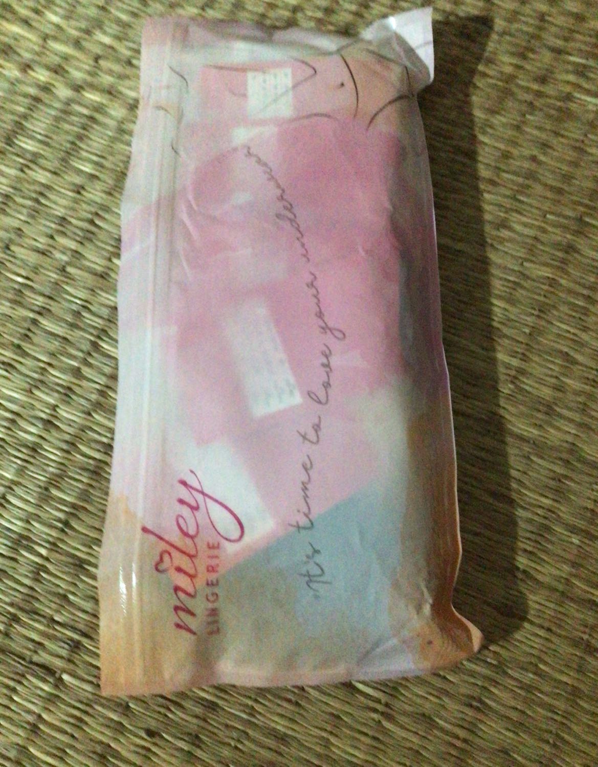 Đã mua mấy lần mẫu này của shop nên không có gì phàn nàn về chất lượng, mặc rất thích, vì mình chỉ mặc được đồ cotton nên chọn sp này, tuy nhiên đợt này shop giao một set có 2 quần đen và 2 trắng nên ko thích lắm, ko thích mặc đen nhiều, chỉ cần một cái là đủ.