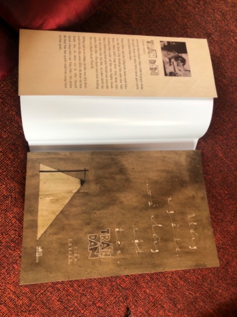 Bìa mềm nhưng vẫn có áo sách, nội dung sách thì vừa có giải thưởng rồi, giờ chỉ mở ra và đọc và thẩm thấu nữa thôi, lâu nay đã nghe đến sách của Nhã nam rất có uy tín với bạn đọc