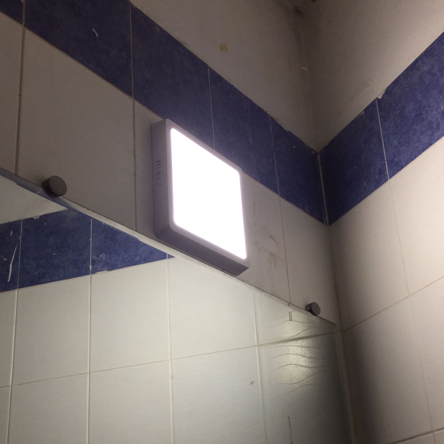 Đèn sangs, đều màu, độ bền thì chưa thể đánh giá