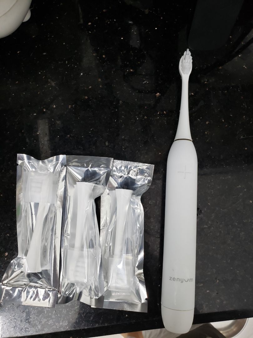 Shop giao đúng hẹn, Hàng tốt, đánh êm không bị chảy máu chân răng, nên mua nha. Màu sắc tinh tế, đóng gói cẩn thận, mua combo lợi hơn mua lẻ. Sẽ ủng hộ shop.