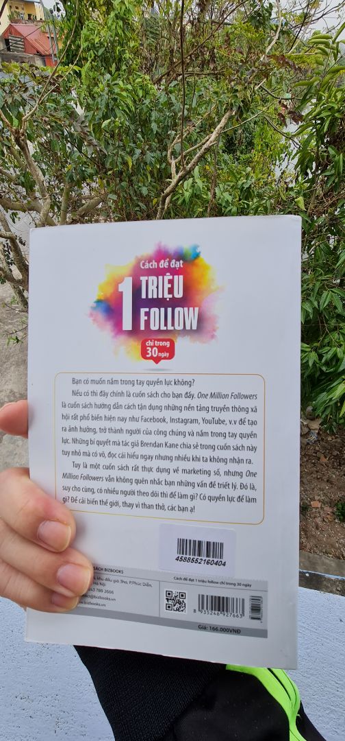 Giao hàng đúng thời hạn. Sách ko đc bọc nên bị bẩn 1 vài chỗ và móp gáy