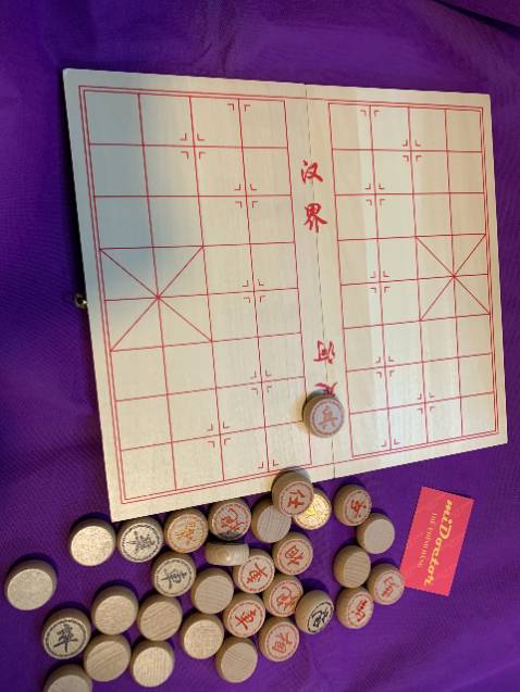 Quân cờ đầy đủ, đúng tiêu chuẩn! Đóng gói cẩn thận, hàng rất đẹp, thiết kế đẹp, tinh tế giao hàng nhanh. bàn cờ và quân cờ đều chắc chắn, bề mặt nhẵn mịn.. ko biết đúng gỗ sồi ko chứ nhìn là thuận con mắt lắm nghen! Tôi nghĩ bền, của bền tại ngừi thui!! 
Shop dán băng dính đi qua các cạnh của sản phẩm nên nhận hàng ko bị trầy xước, hộp là bàn luôn cho nên có thể gấp gọn làm đôi!
cho 5 sao