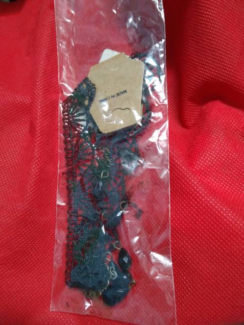 Thiết kế đẹp, phù hợp tông màu trắng đen, kiểu cổ điển, đeo không bị ngứa, da trắng đeo càng đẹp