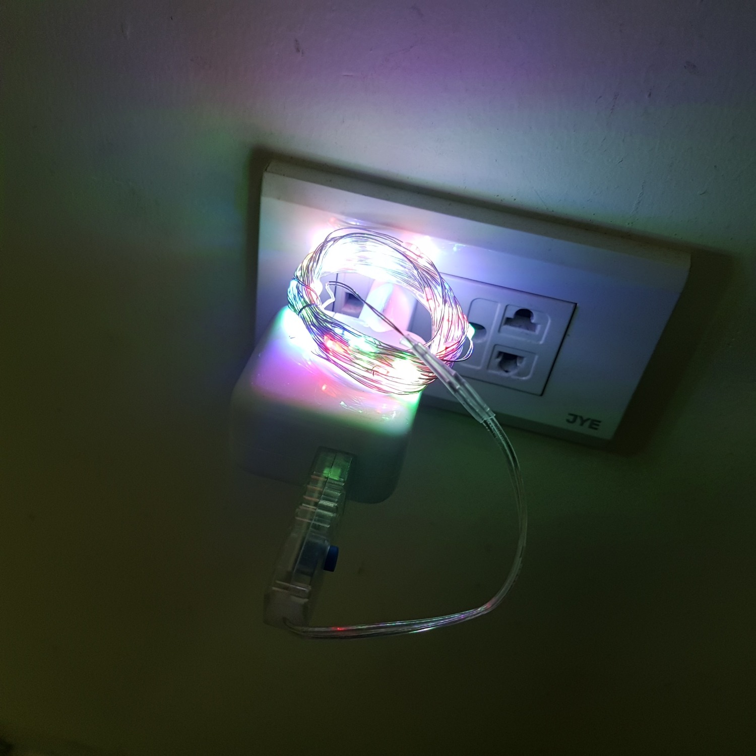 Đèn có điều khiển tăng giảm độ sáng và chọn 8 chế độ nháy. Mình thấy rất tiện.
Đèn siêu đẹp, lại có thể cắm vào cốc sạc hoặc sạc dự phòng nên không phải thay pinx