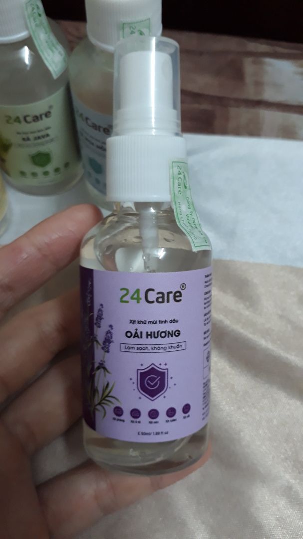 Mua được lúc sale nên lấy 1 lần 4 chai về thử. Mùi oải hương thì quá quen rồi mà xịt của shop nghe mùi tinh dầu rất rõ, chắc vì thế mà ngửi ko bị nhức đầu. mình xịt luôn vào khẩu trang rồi mang thích lắm.
