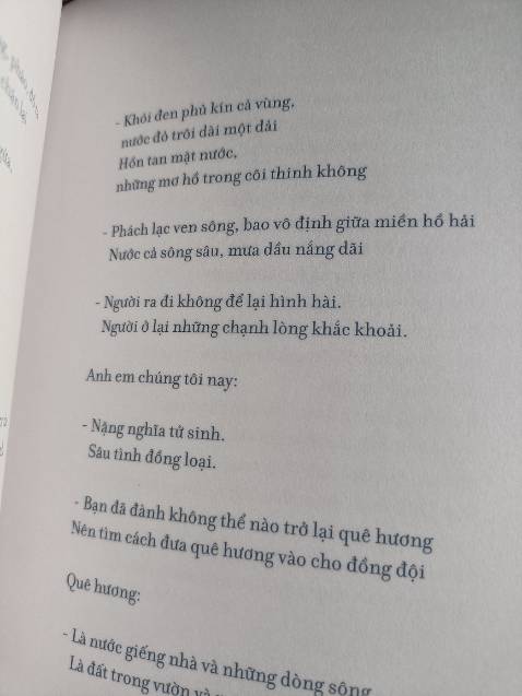 nội dung chủ yếu là những bức thư của các liệt sĩ gửi về gia đình, mình đã nghĩ là sẽ nhiều lắm nhưng mà cuốn mỏng và đọc qua rất nhanh