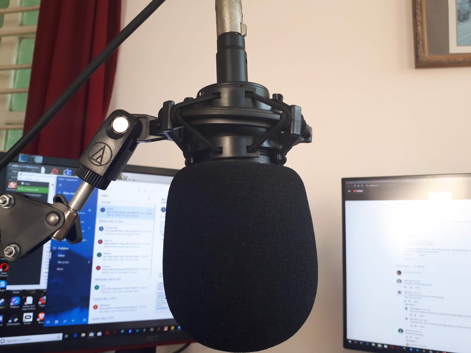 Tầm mic phổ thông thì dòng AT của Audio Technica là best rồi.
Thân mic đẹp và chắc chắn, thu tiếng cực kỳ nhạy và chính xác. Rất hút tiếng nên cũng thu luôn nhiều tạp âm môi trường nếu có.
Mic có kèm shockmount để lắp và túi đựng.
Mặt trước mic có in tên hãng và logo, tiếc là không có đèn led chỉ thị.
Mặt sau mic có 2 nút gạt:
 - Một là roll-off 80Hz giúp giảm các âm siêu trầm, giảm âm hơi các phụ âm "ph", "th", 
 "b", "p" giúp giọng nhẹ hơn và trong hơn, đồng thời giảm được một số tạp âm. 
 - Nút còn lại là padding 10Db giúp giảm âm lượng khi thu trực tiếp các nguồn âm có 
 cường độ cao,