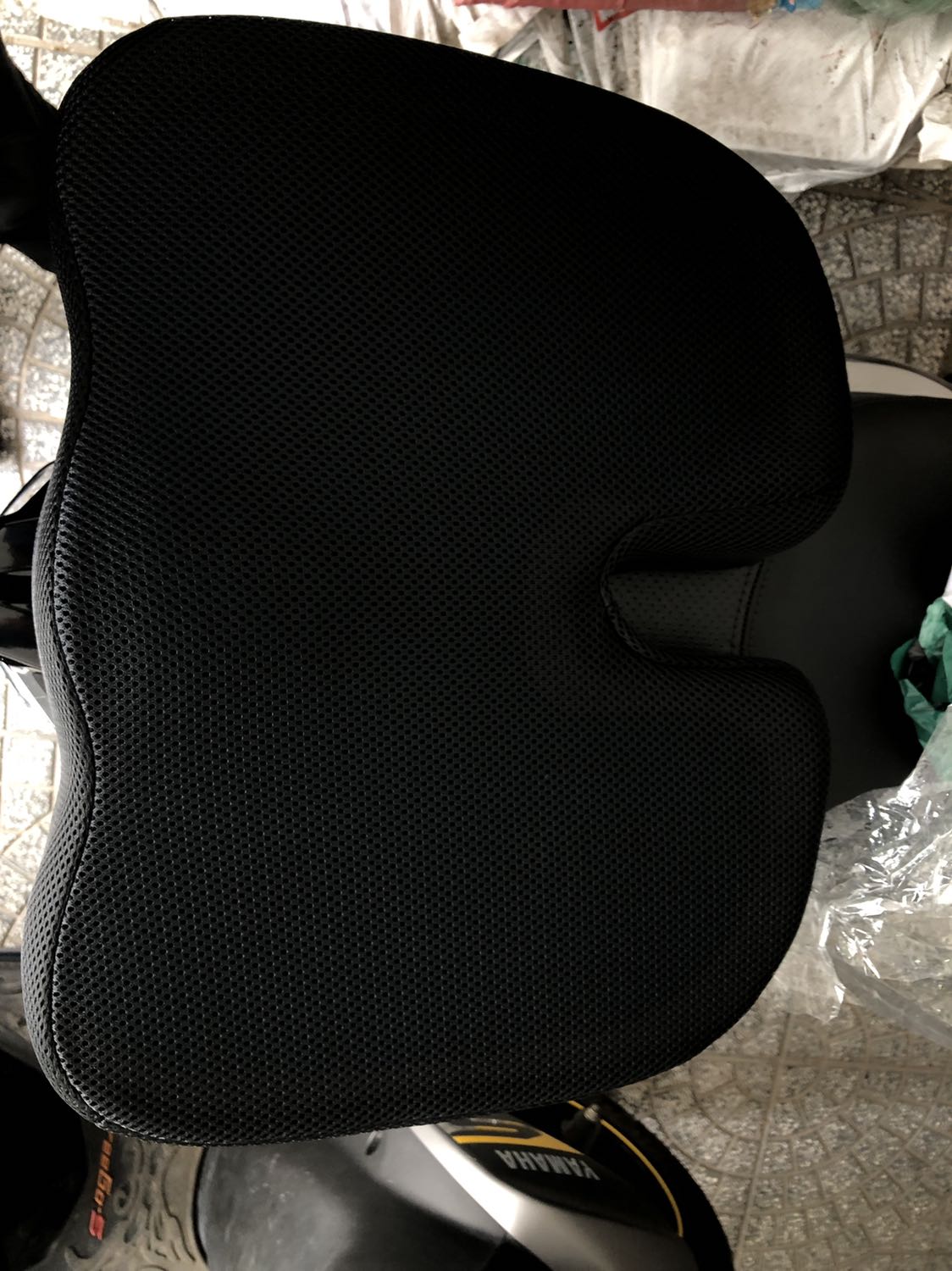 Sản phẩm đúng như quảng cáo, ngồi lên mát mông, thoáng khi, ngồi đúng là được nâng đỡ, ko bị đau xương cụt nữa, 2 bắp chân cũng thoải mái hơn, khí huyết lưu thông hơn. Phía dưới đệm có 1 lớp lót chống trượt để bám chặt trên ghế. Nói chung cảm nhận ban đầu ưng ý với số tiền bỏ ra. Còn về độ bền thì thời gian sau 1 năm sẽ quay lại review tiếp. 
Giao hàng hơi chậm, nhưng do đơn vị giao hàng chứ ko phải do người bán.