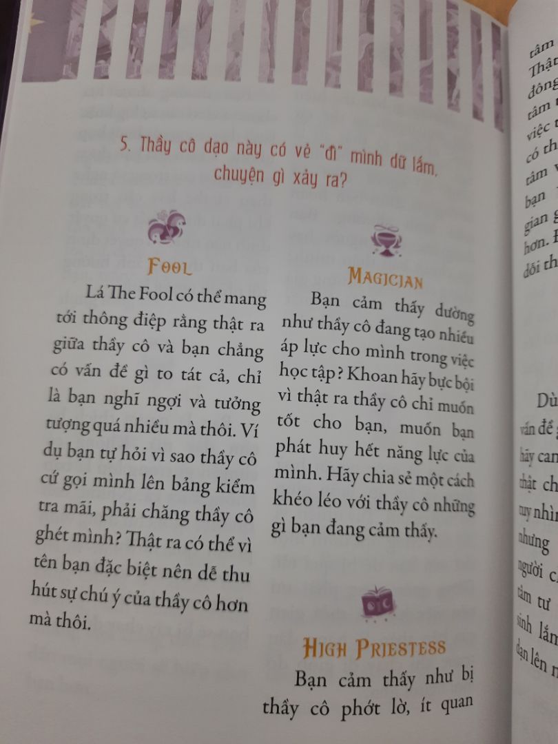 Sách có hình màu đẹp và dễ thương, nhưng sách chỉ có 22 lá ẩn chính và hướng tới đối tượng tuổi teen nên các câu hỏi ví dụ xoay quanh học đường, khó liên tưởng hay áp dụng cho những câu hỏi thực tế hơn. Những trang nhật kí tarot đối với mình hơi thừa. Nhưng vẫn phải khen đội ngũ tác giả đã chuẩn bị công phu và có tâm, nhất là về phần hình ảnh, cho quyển sách này.

Tiki giao sách nguyên vẹn không nhăn hay rách nhưng bìa bị nhiều vết xước