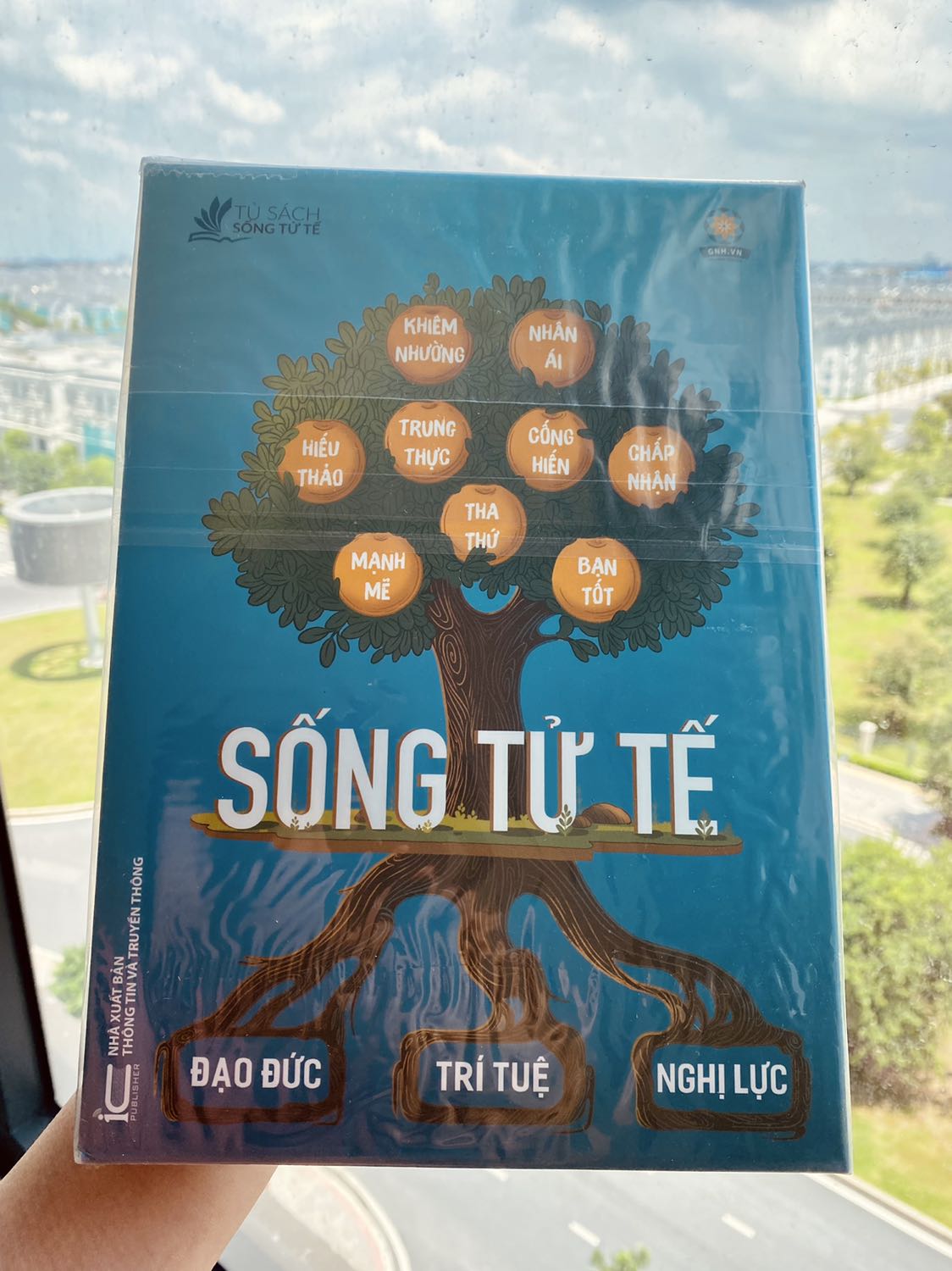 Bộ sách dễ đọc, dễ hiểu với những câu chuyện ngắn và bài học rút ra sau cuối.
 Con rất hào hứng, và yêu thích.
Khi đọc xong con lại cất ngay ngắn vào trong vỏ hộp, nói giữ gìn để cho các em đọc.
Cảm ơn nhà xuất bản, cảm ơn Tiki ♥️