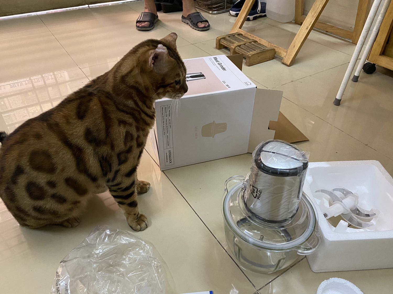 Giao hàng siêu tốc, chưa đầy 2 giờ sau khi đặt. Mở ra xay thịt ngay lập tức , lắp 2 lưỡi dao máy xay nhuyễn nhừ , nóng máy cũng không bị ngừng như cái máy dỏm đã mua trên ***! Hàng lock n lock là an tâm chất lượng! 👍👍👍👍👍