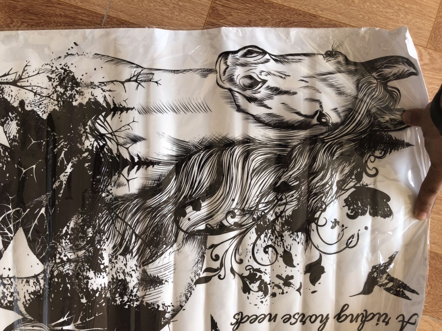 Đóng gói tồi. Dán hơi khó. Nhưng cũng đẹp nên cho 4 sao