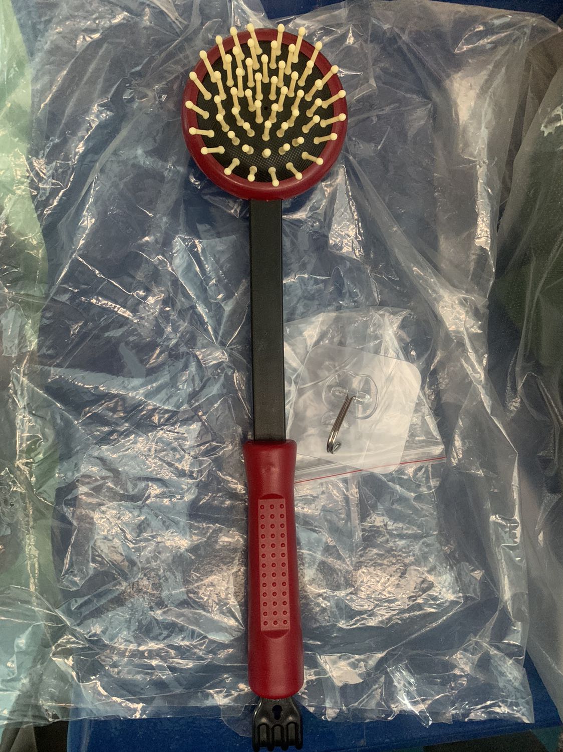 Có 3 chức năng: gãi lưng (êm), đấm bóp (nhẹ nhẹ thì được chứ mạnh thì chát da lắm, tại làm bằng mũ cứng chứ không phải silicon), còn mặt tua tua chắc cũng là gãi lưng thì phải ? chiều dài thì hơi ngắn, gãi trên thì vòng qua đầu, gãi dưới thì phải vòng đường dưới