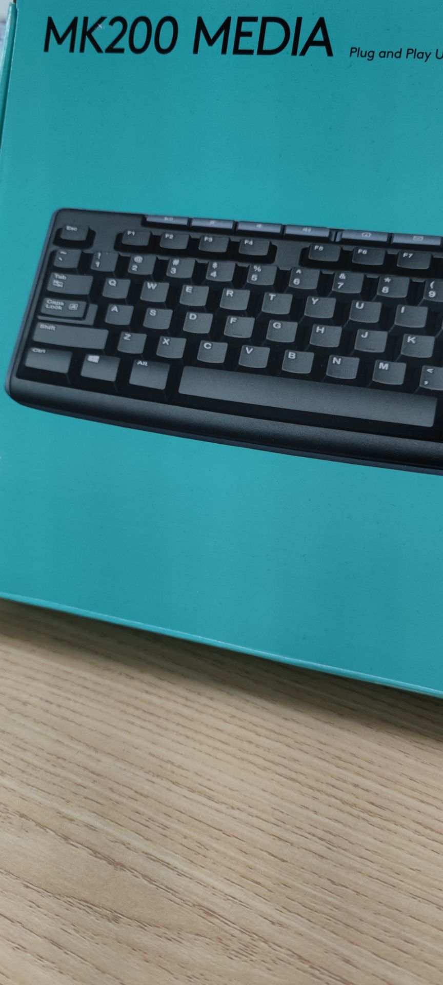 Bàn phím thiết kế đẹp, gõ nhẹp, có độ nảy tốt. Giá vừa phải, hợp lý nên rất đang mua dung