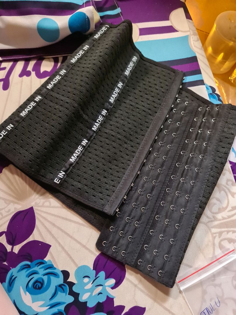 đai nịt co dãn tốt, có 4 thanh kim loại dẻo định hình. lúc đầu đeo chưa quen. đeo 2-3 ngày là thấy bình thường. có tác dụng làm săn lại vùng bụng một chút. sẽ cố gắng đeo thêm thời gian coi có nhỏ được không.