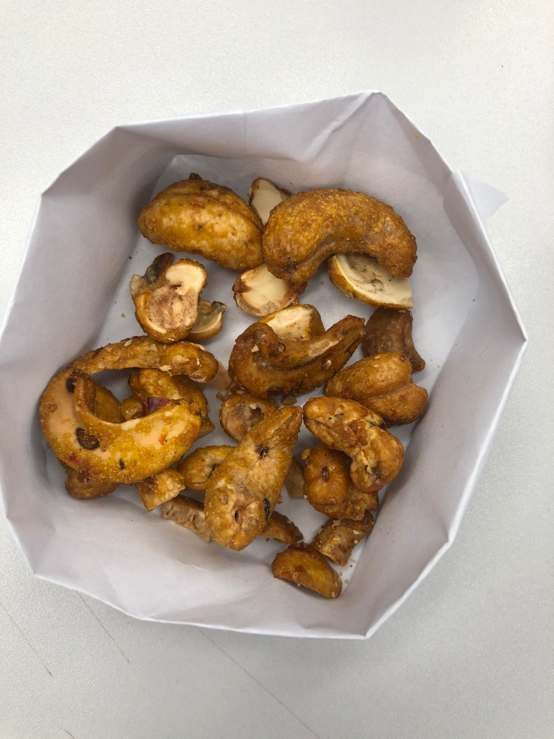 Mình mua 2kg (4 hộp) nhưng có 2 hộp hạt điều bị đen, móc, có vị đắng ăn không được.
Đơn hàng 601511216. Nhận hàng ngày 06/07/2020. Đề nghị Tiki xem xét đổi trả hàng