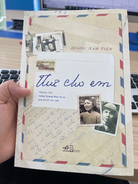Sách được bọc kỹ càng. Bìa sách thơm. Đọc 1-2 trang đầu thấy hay. Mình sẽ cố gắng đọc xong trong 1-2 tuần