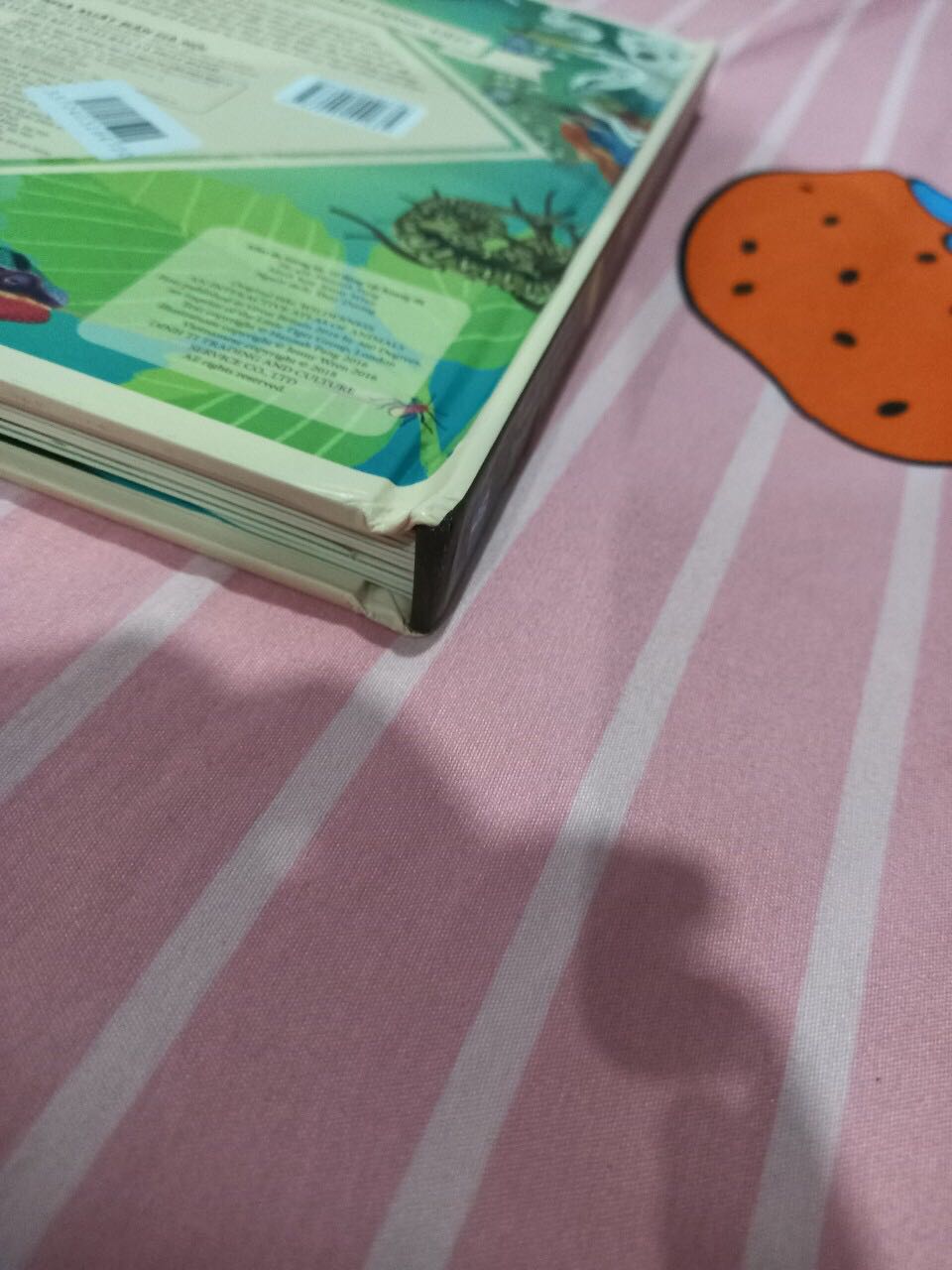 Sách bị hư hại, cũ. Gần như bung gáy từng trang. Lỗi trên trang, phần lật mở rách, trầy. Cần đổi trả lại.