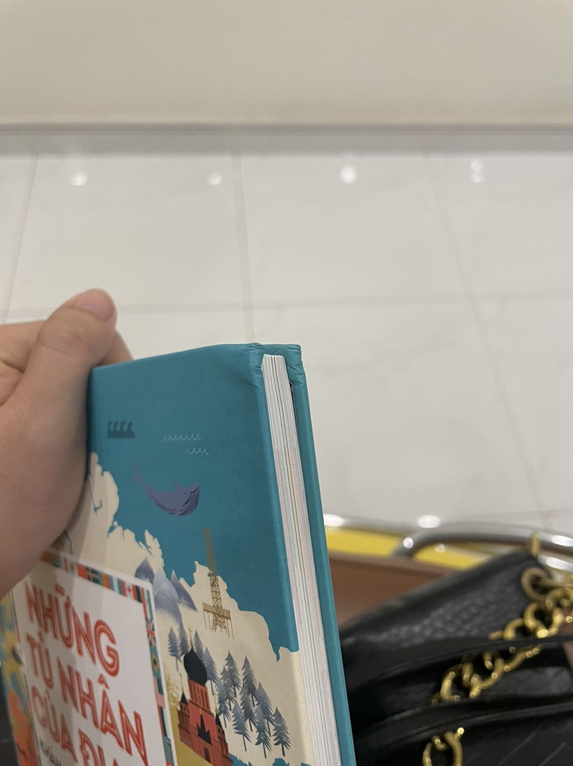 Sách đẹp, tuy nhiên người bán đóng gói ko cẩn thận, sách bìa cứng mà chỉ bọc 1 lớp nilon mỏng (dạng nilon bọc thực phẩm) rồi bỏ vào hộp giấy mà ko lèn chặt lại, dẫn đến trong quá trình vận chuyển bị gãy 1 đầu sách. Đối với ai yêu quý sách + bỏ tiền mua sách đẹp hay tranh sẽ thấy ko hài lòng. 3 sao thôi