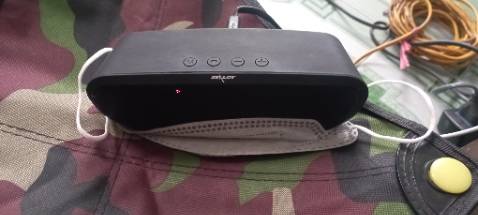 Mình có 1 vài đánh giá như sau: 
thứ nhất : sản phẩm mới nhân được 1 ngày, âm thanh của loa bé, nút tăng giảm âm lượng của sp ko dùng dc hay ko phải vì an nhẹ cũng ko thấy tăng giảm dc  ấn mạnh thì thành next bài, vì vây âm thanh của loa phụ thuộc vào âm lương của điên thoai( âm lương đt hỏng thì đồng nghĩa âm thanh  sp ko thấy gì.
Thứ 2 : pin minh sạc qua đêm  ổ căm của mình kiểm tra liên tục hoàn toàn bt mà pin của loa qua đêm ko thấy đầy mới dc 70%, xong nghe dc 1 bài thì mât 10%, rôi đang 70% chưa dùng gì tự nhảy xuống 60%.
Thứ 3  : pin 30% mà cũng ko dùng dc , loa sẽ tự ngắt .Sạc thì lâu, dùng thì nhanh hết, hết cũng ko hết hẳn .
Thứ 4: shop giao đúng sp  ,nhanh ,tem mác ok, gọi đt shop thì ko nghe ntin thì mãi mới trả lời  nên mình quyêt định goi tổng đa và trả sp.
cũng xâc định mua onl là hên xui nhưng tin tưong tiki nên vẫn mua nhưng trải nghiệm lần này hơi chán.