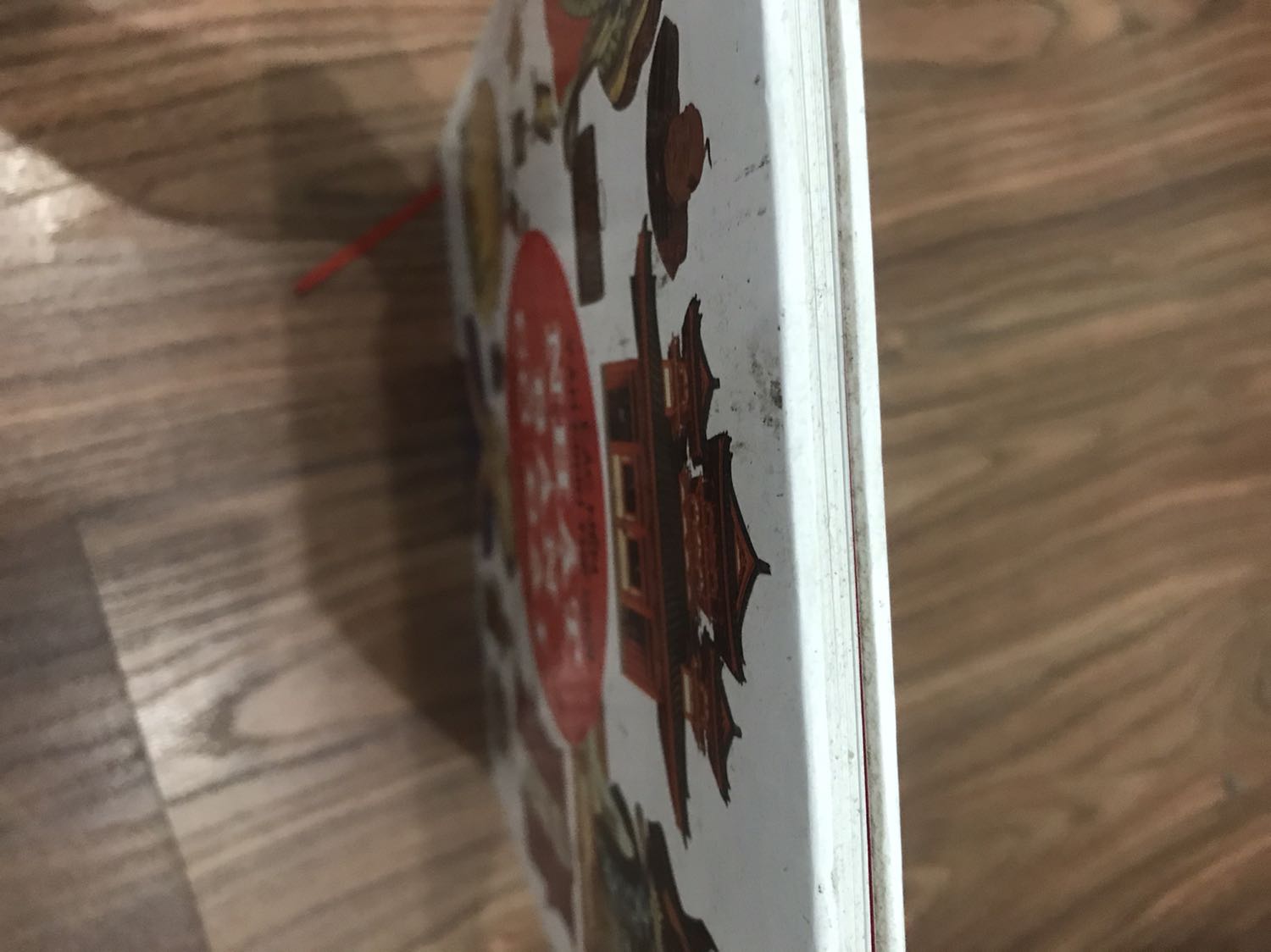 Giao hàng nhanh. 
Sách cũ, bẩn bụi ngoài bìa. Bên trong ok. 
Nội dung hay, hình đẹp, có phần hướng dẫn tự làm đồ thủ công cho trẻ con rất thú vị.