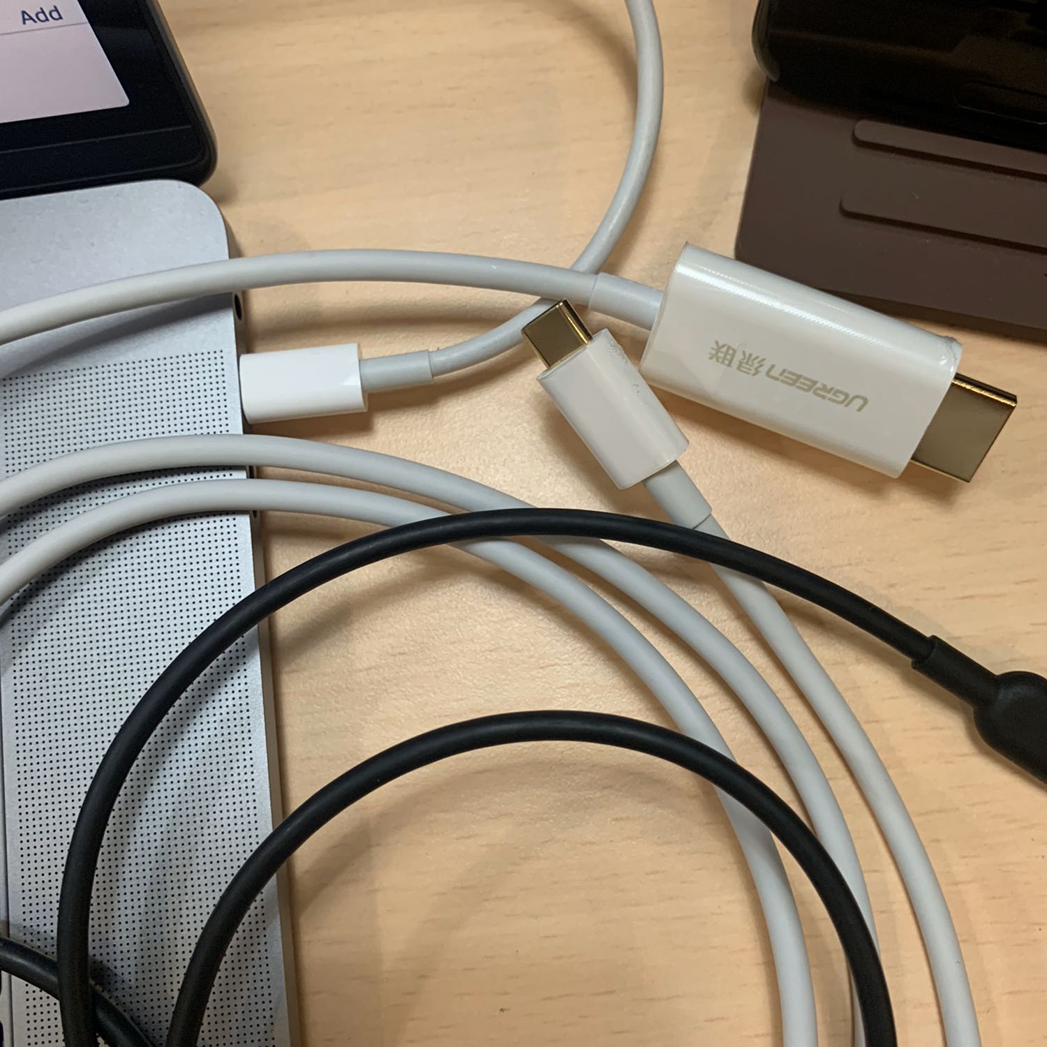 Ít ảnh thực tế nên review cho ai quan tâm.
Hoàn thiện khá tốt, dây mềm mại đàn hồi tốt, gần như dây sạc của macbook. Sợi to hơn cáp macbook một chút. Sợi dây màu đen là cáp type c to c của anker nhỏ hơn xíu. Kết nối tốt. Các cổng có mạ vàng, gia công tỉ mỉ và chắc chắn. 

Độ bền chưa rõ nhưng bảo hành 18 tháng chính hãng nên cũng khá yên tâm. 
Dùng để kết nối màn hình cho macbook hay điện thoại có cổng type c rất tiện lợi so với dùng adapter cồng kềnh. 

Ngoài ra còn có sợi cáp tương tự của anker nhưng chưa về VN, giá cao hơn sợi này chút, hi vọng là sớm có cáp type hdmi nào mỏng nhẹ gọn gàng và đẹp như dây sạc điện thoại iP vậy :))