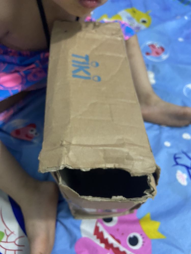 Chán sách không bọc bẩn, đóng gói sơ sài, thùng sách bị rách bạn shiper dễ thương