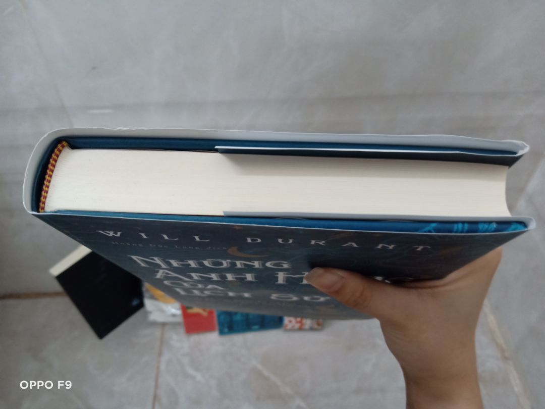 Sách của Nhã Nam rất đẹp, lỗi in thì có thể liên hệ Nhã Nam để đổi được. Quà đầy đủ, sale mạnh. Mình hơi buồn Tiki vì khâu đóng gói rất sơ sài, ko có bọc xung quanh, nên trừ điểm chỗ này. Cuốn này bìa cứng nên mình cũng biết trước sẽ bị lỗi ở gáy sách rồi. Khâu vận chuyển cũng làm mình sốt ruột nữa, ko thấy cập nhật gì kỹ lắm, nhưng đợt này giao đúng hẹn