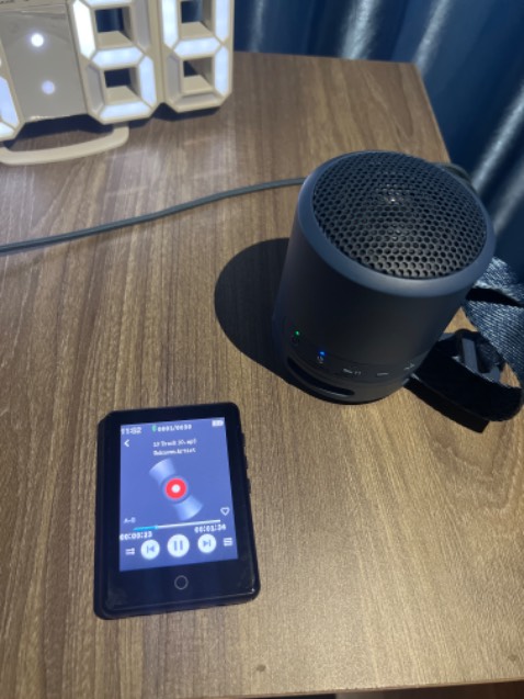 Máy nhỏ gọn, dễ dàng copy nhạc vào máy, vừa đủ chức năng để luyện nghe tiếng Anh, có loa ngoài, kết nối bluetooth nhanh chóng, phát nhạc theo album đc, thậm chí còn set được cả chế độ repeat và cài giờ tắt nhạc. Nói chung với giá này thì làm dc những nhiệm vụ như vậy là quá ổn.