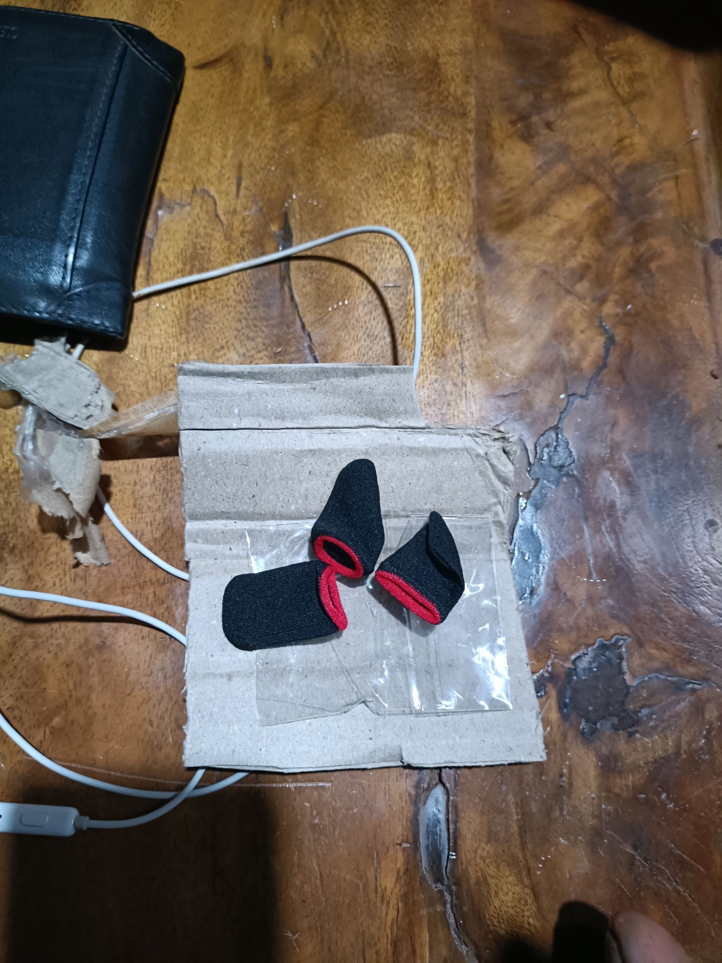 tôi mua 2 đôi. gửi 1.5 đôi. giao trễ 1 ngày.