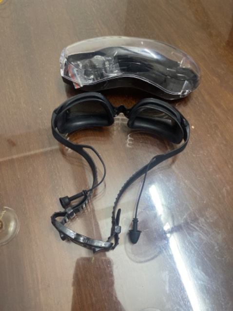 Kính chất lượng tốt, không vô nước và không bị mờ bởi hơi nước, nên mua và ủng hộ shop bán hàng chất lượng tốt.