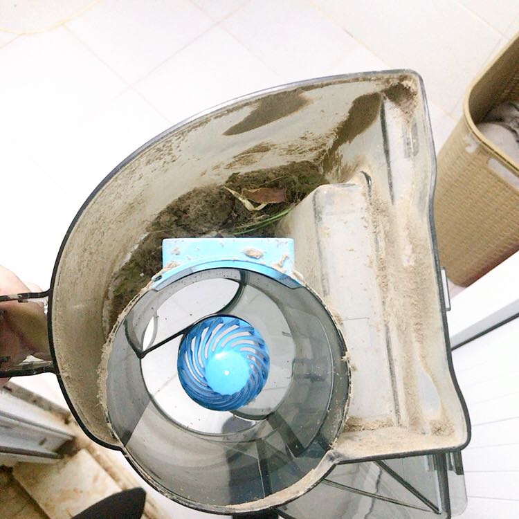 Máy hút khoẻ, hút khá ồn nhưng rất sạch, nhà mình hút cái thảm ra từng này bụi luôn. Máy chỉ có 2 đầu hút nên ko linh hoạt lắm, nếu có thêm dầu size trung thì tiện hơn. Nói chung sản phẩm ok, Nhưng dạo này giao hàng tiki hơi chán, chờ cả tuần mới giao cho bên vận chuyển. Đc cái là bạn giao hàng nhiệt tình dễ thương.