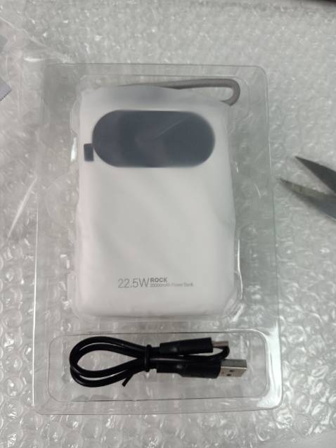 Dung lượng lớn, thiết kế đẹp, nhỏ nhưng điểm trừ với mình là pin vẫn còn khá dày và nặng. :(. Nhẹ hơn thì 100 điểm rồi. Điểm cộng là sạc được nhiều lần. Thử với oppo f11 pro pin 5000, sạc được khoảng 3 lần