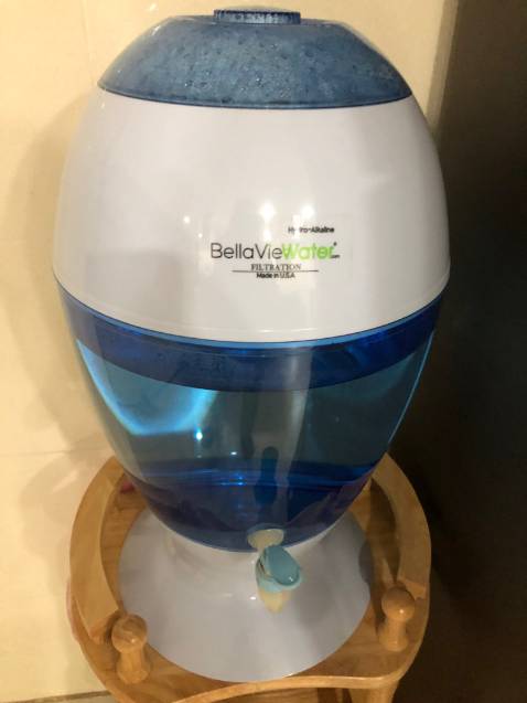 Tôi rất thích sản phẩm bình lọc này vì kiểu dáng và dễ vệ sinh. Có điều, đế bình hơi mong manh, lõi lọc hư quá nhanh. Tôi dự định mua thêm 1 cái mà giờ đang không biết làm sao vì chưa gì lõi lọc đã hư, mua cái mới thì gần 1/3 giá  cái bình. Khổ thiệt, ngay đầu năm đầu tháng.