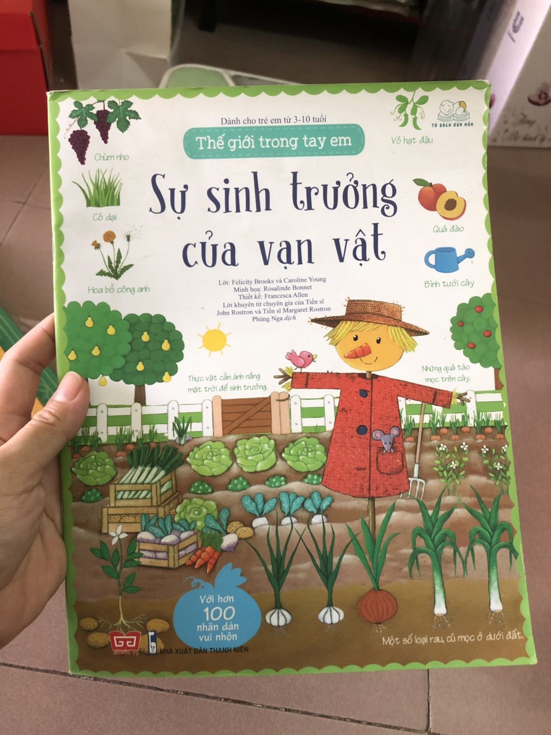 Sách cũ, bụi, bẩn, toàn các vết đen, giấy quăn queo, như sách secondhand, đề nghị Tiki trading đổi  lại sách mới cho tôi