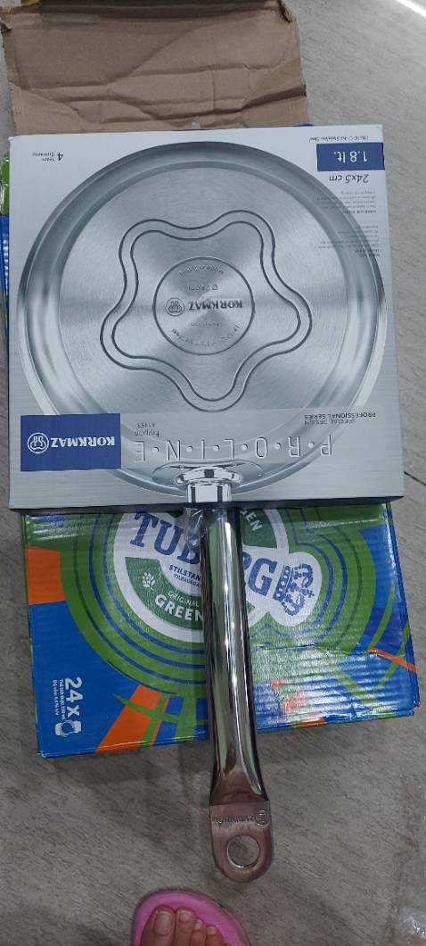 Chảo nặng tay nhưng vừa phải. Mua của đại lý phân phối chính thức trên Tiki nên đảm bảo, có cả phiếu bảo hành. Nhiều người nói chảo inox khó xài chứ mình thử lần đầu là được luôn, quan trọng là phải đợi chảo thật nóng, vẩy nước vào mà nước chạy lăn tăn rồi gom lại một luôn mới được. Còn chiẻn vẫn dính là do mình làm chưa đúng thôi. Mình chiên cá tươi, đậu phụ, xào luôn rồi ok hết nhá. Vệ sinh chảo cũng dễ do k bị bám dính cặn quá, dùng miếng rưa chén bình thường là được.