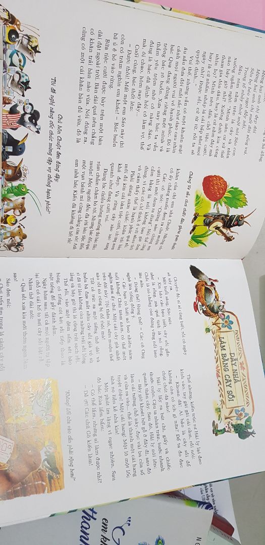 bìa cứng cáp, giấy cứng và bóng, màu sắc in cũng rất đẹp