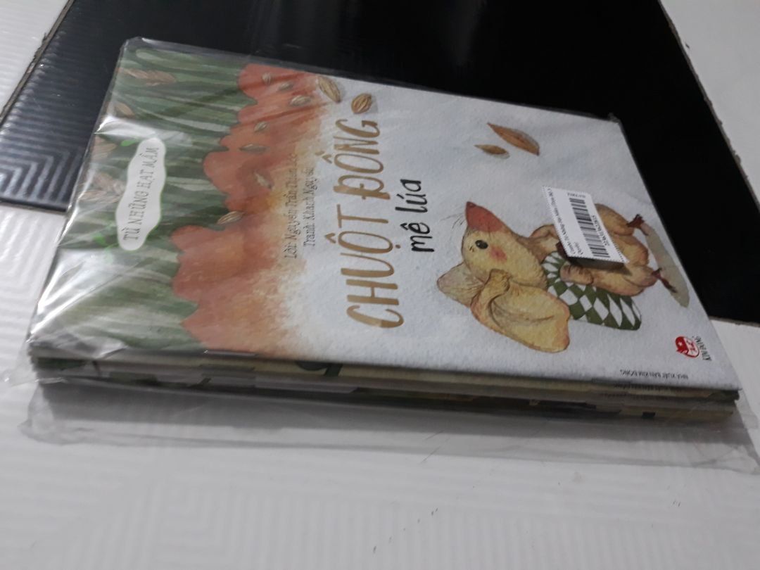 - Ngôn từ đẹp, đơn giản, có vần điệu theo thể thơ 5 chữ.
- Hình thức đẹp, nét vẽ dễ thương.
- Nội dung ý nghĩa, đan xen việc giáo dục trẻ biết chia sẻ, biết chăm chỉ lao động để có thể tạo cái ăn, biết sự khó khăn của việc gieo trồng, biết những điều kiện để gieo trồng thành công..., các nhân vật gần gũi với người Việt.
Nên mua cho các em thiếu nhi.