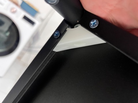 Kệ bị móp méo trong quá trình vận chuyển. Mình chỉ chụp 2 trong nhiều chỗ nặng.  Bị thiếu mất 1 con ốc làm khá khó chịu. Sao không cho dư thêm vài con cho chắc ăn. Về phần kệ thì cũng tạm, tiền nào của đó