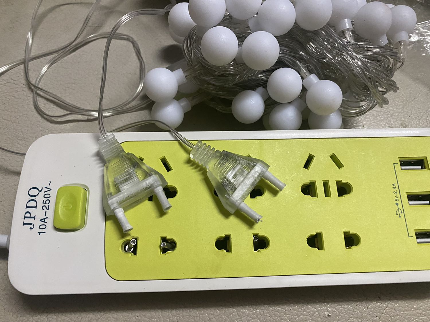 Vừa mới nhận hàng chiều nay, nhận được một thùng đèn đã đặt và 3 cái ổ cắm điện. Thế là lấy đèn ra cắm để thử có sáng ko. Kết quả là cắm vào xong, khi rút ra nó đã thế này. Đề nghị tiki đổi hàng giúp. Cắm vào 2 cái đứt phích hết cả 2