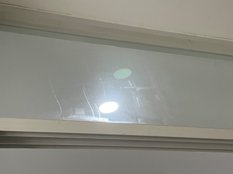 Dùng để lau tạm trên cao khi mình với không tới thôi. Chứ lau bằng tay và khăn vải vẫn sạch hơn nhiều.