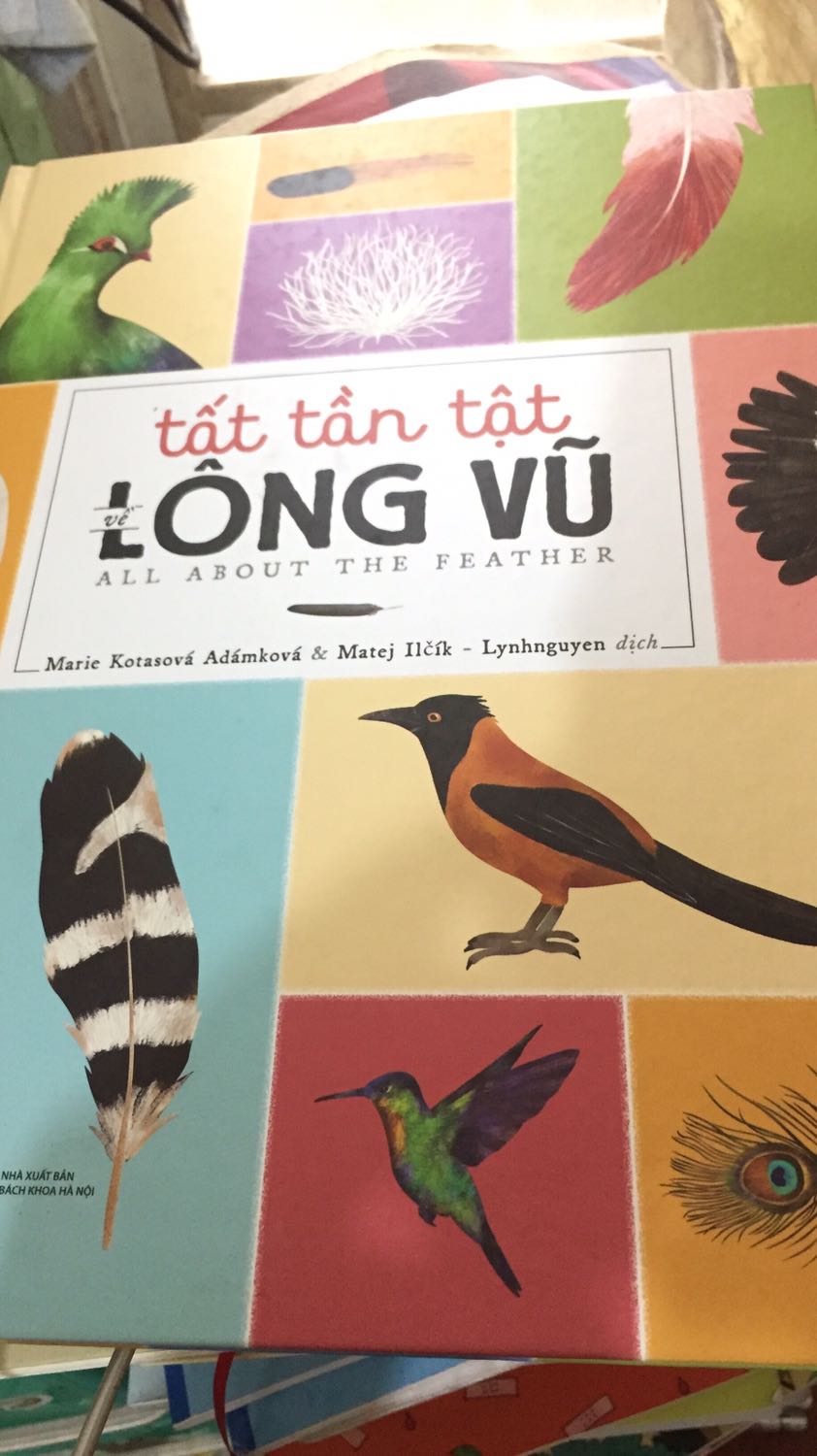 Cuốn về lông vũ này có cấu trúc tương tự cuốn về trứng. Sách đẹp lắm luôn. Sách kèm 1 tờ Poster khổ lớn tổng hợp hình ảnh về các loại lông vũ. Đẹp lắm luôn❤️