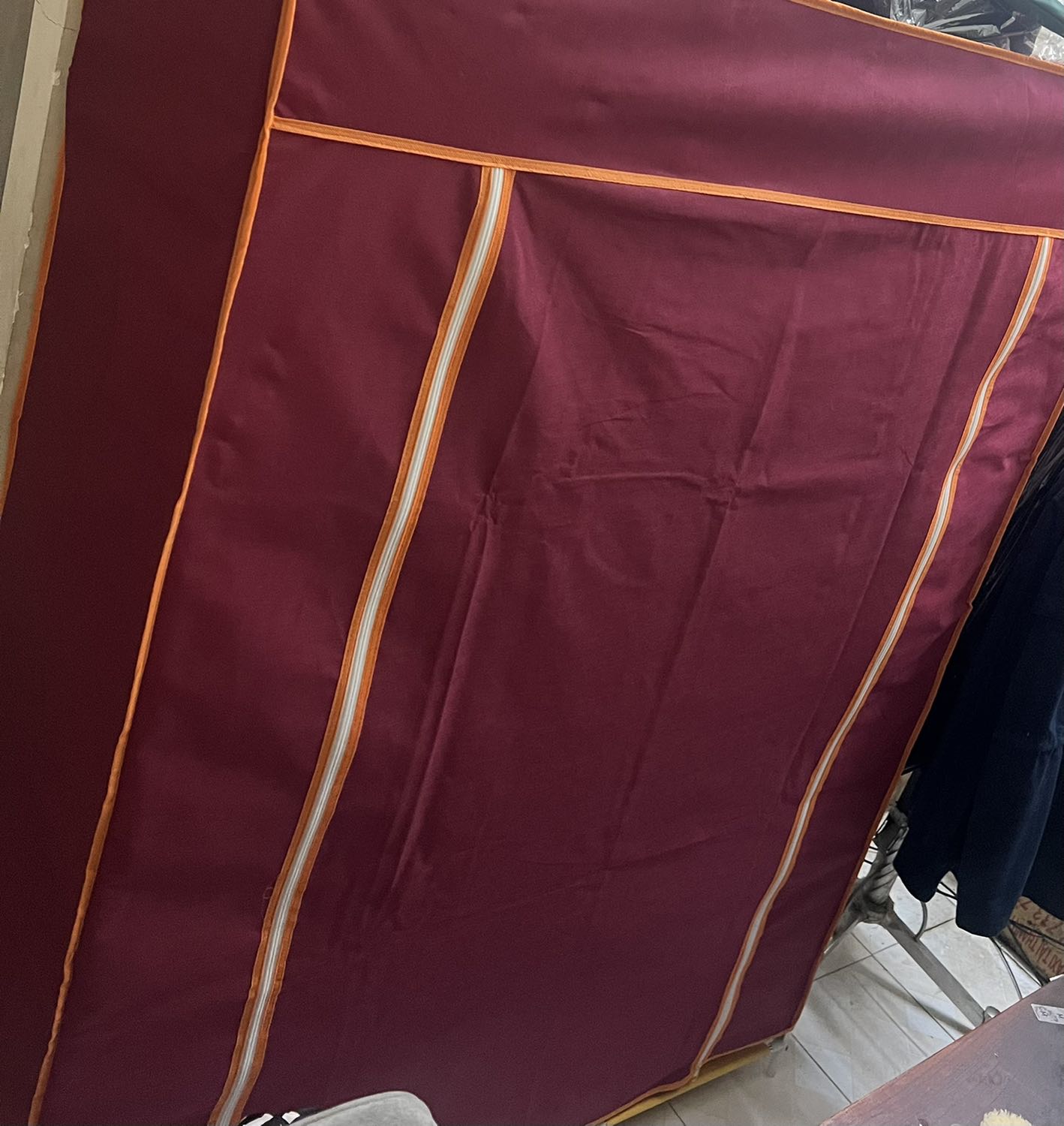 Tủ lắp xong dùng okay, không bị lỏng lẻo. Điểm trừ là không phủ kín đáy tủ, hơi sợ gián hay côn trùng chui vào. Nói chung với mức giá đã mua thì thấy cũng ổn.