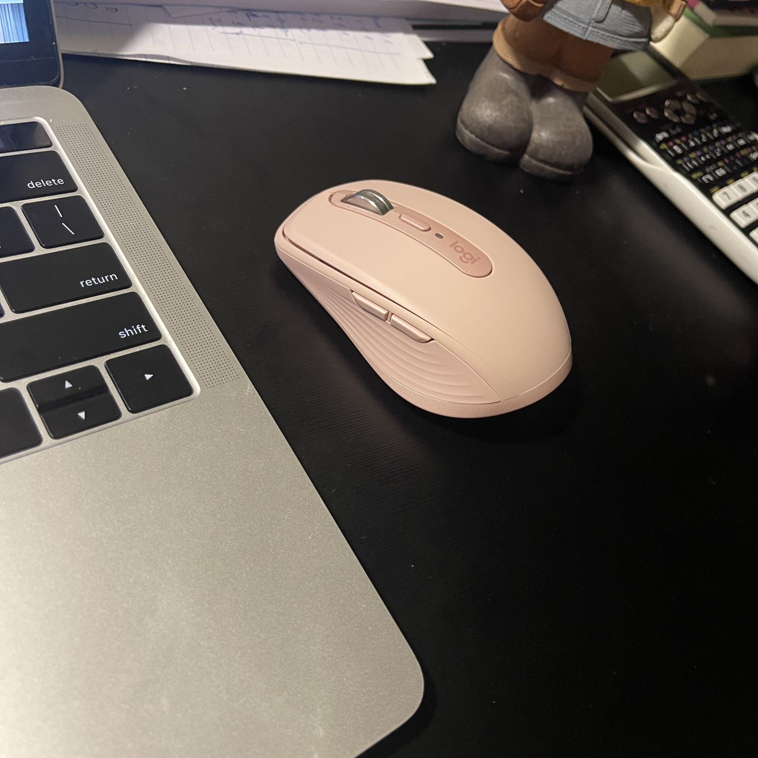 Nhận hàng rất đúng ngày, hộp ko méo mó và sp rất ok, chính hãng, đc kiểm hàng trc. Con này thì ngon ko phải bàn r, dù ko phải bản for mac (vì t thích màu hồng kkk) nhưng vẫn rất ngon, kết nối nhanh và hầu như ko có độ trễ, lăn mượt, bấm sướng nhưng ko có silent (với t thì vẫn ok). Highly recommend bé này 👍👏