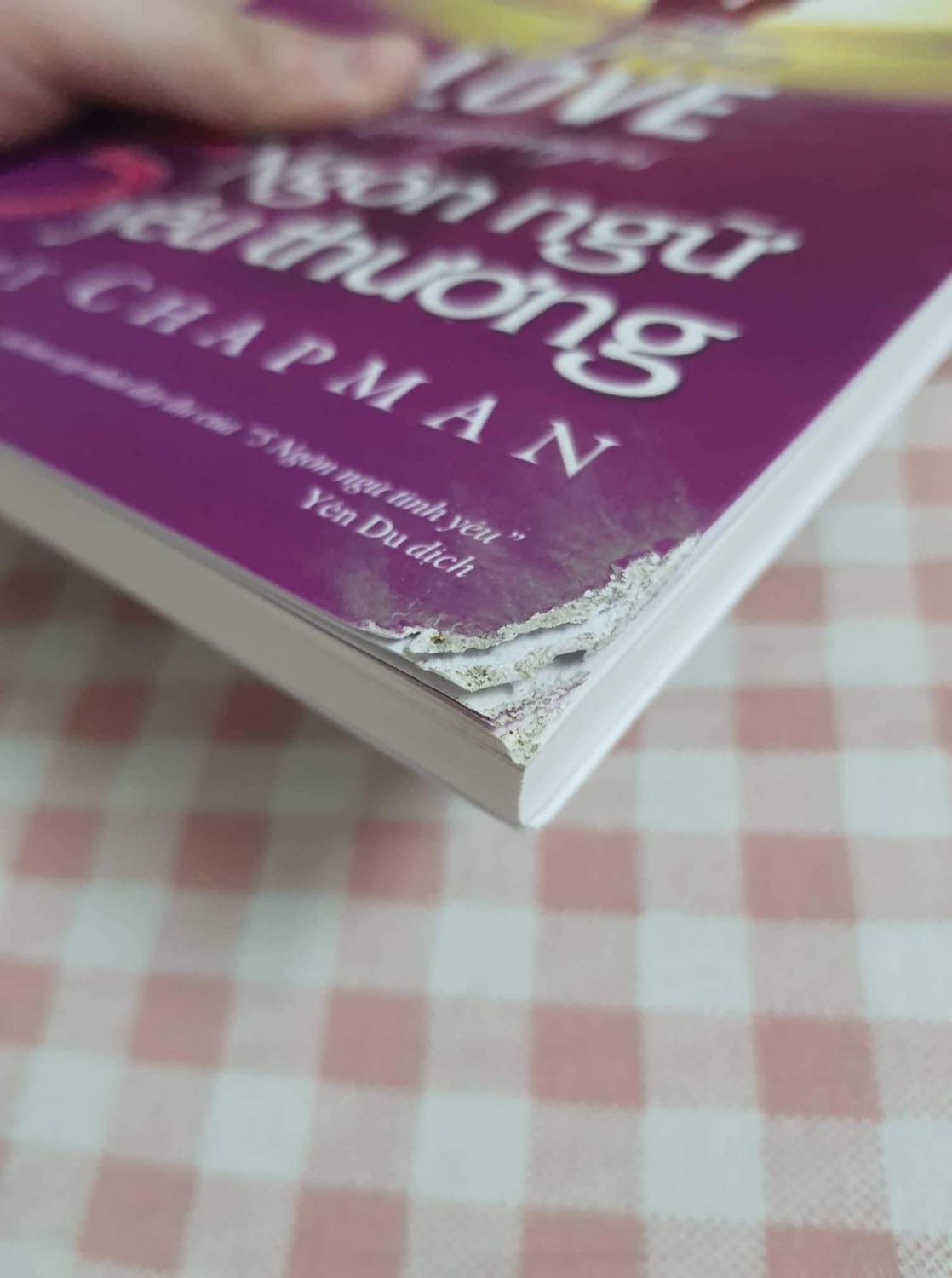 Ship sách như này thì có chấp nhận được không Tiki? Tôi mua về làm quà tặng, tiki ship cho quyển sách rách, nhàu nát. Thất vọng thật sự. Không có sách mới thì báo hết hàng để đi mua chỗ khác, ai lại thải cho khách những quyển sách kiểu này ?