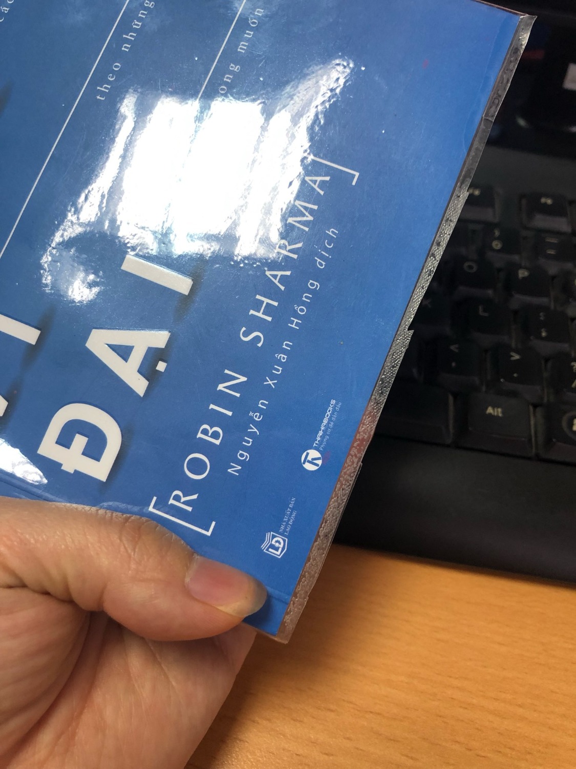 Nội dung sách hay
Tuy nhiên lần nhận hàng này khá thất vọng về Bookcare - Và giờ mình còn tận 34 cái nữa, không hiểu nổi là nhận về để làm gì...
Bookcare nham nhở như cắt gọt vội vàng, xong nguyên 1 quyển sách dày mà để 2 đầu kẹp nông hều, chỉ cần mở sách ra là phải lấy tay giữ lại nếu ko thì tự tuột luôn...1 gói bookcare ko đáng bao nhiêu, nhưng nếu chất lượng tiếp tục thế này, chỉ làm thêm rác thải nhựa cho môi trường thôi.