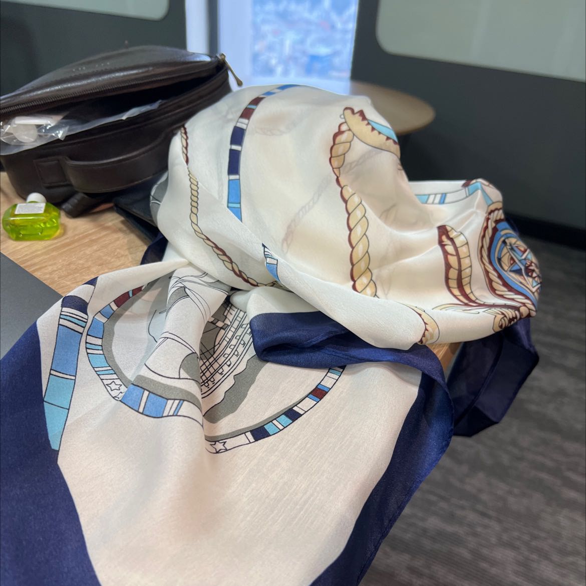 Vải mỏng, dễ sước. Hoa văn ko giống hình lắm