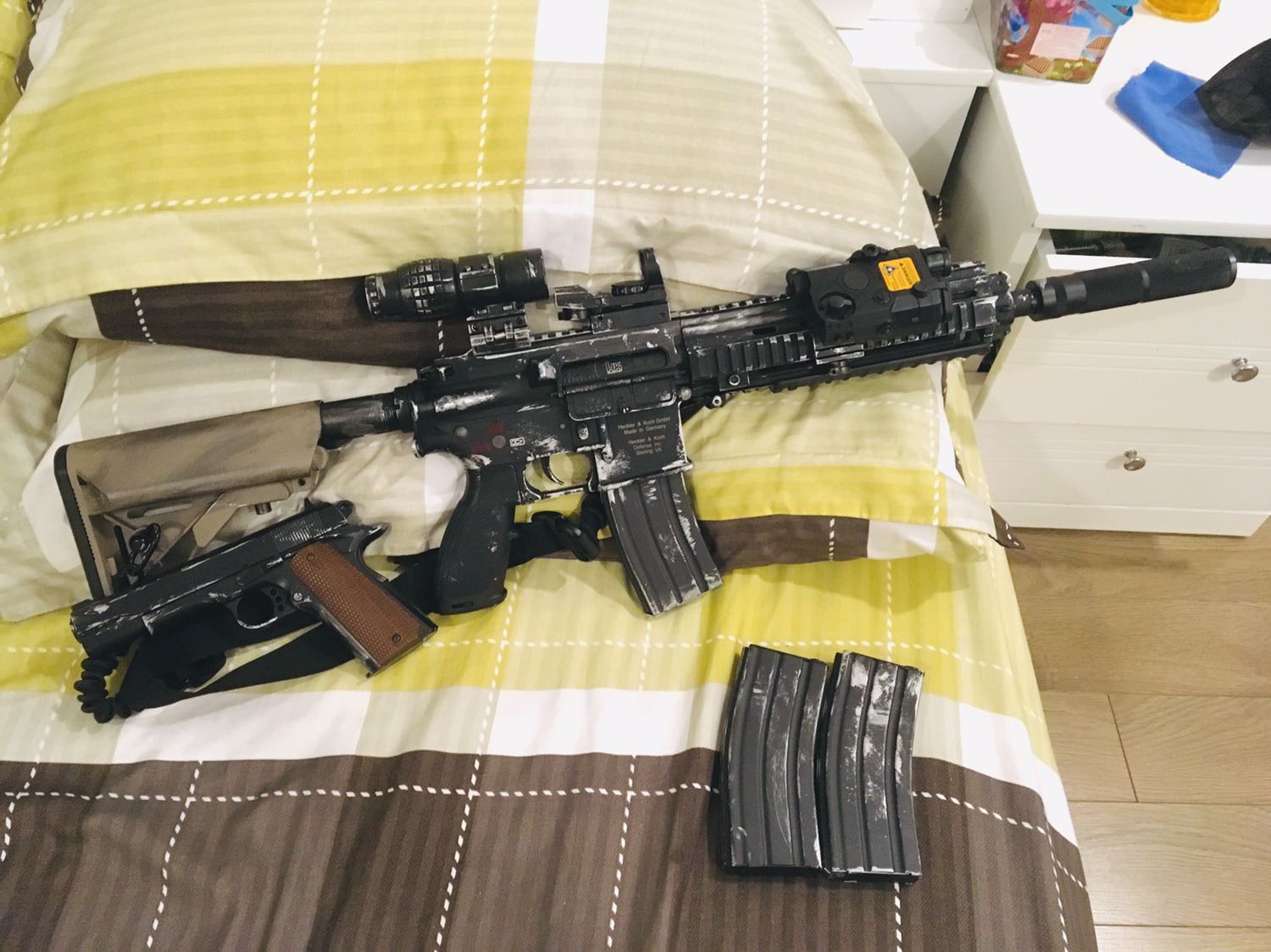 Màu sơn óng ánh, rất đẹp, bền. Sơn lên nhìn y chang kim loại